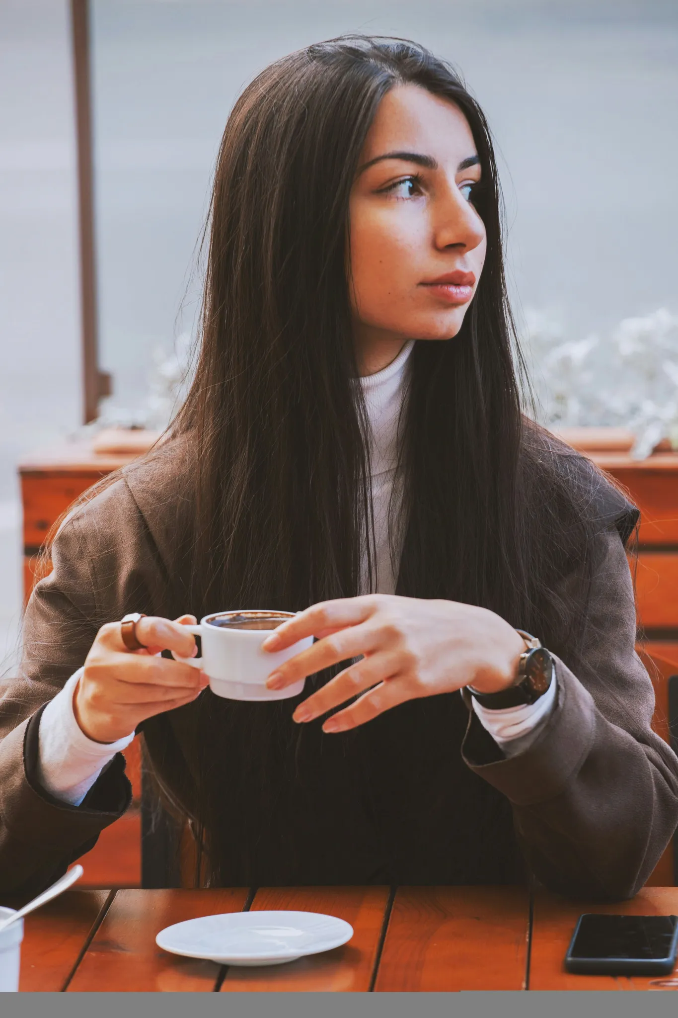 Femme buvant un café au Coffice.jpg-0